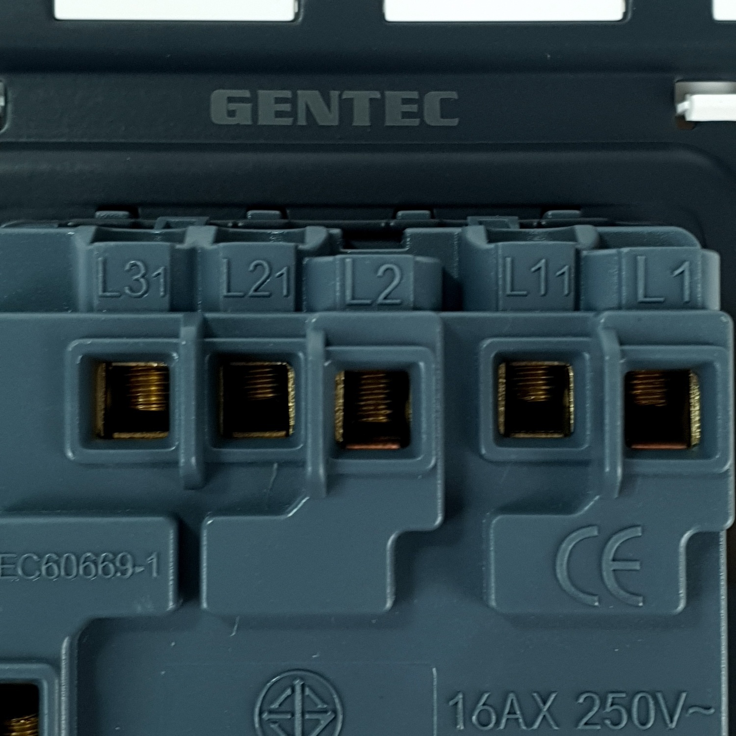 Gentec สวิตซ์ทางเดียว 3 ช่อง รุ่น 86W-05 สีขาว
