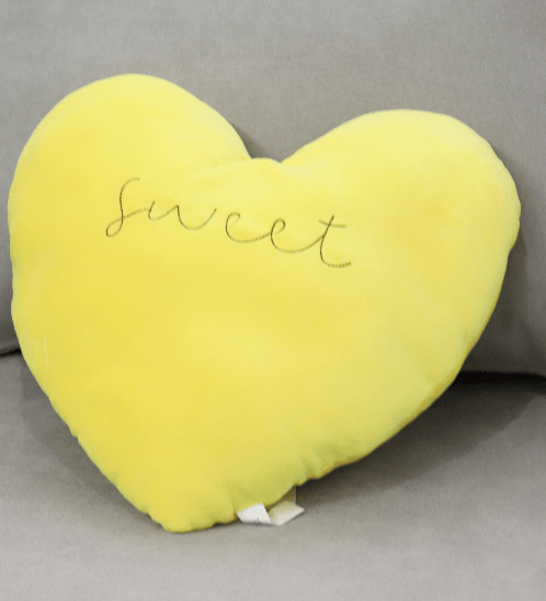 หมอนอิงรูปหัวใจ สีเหลือง 40x46 ซม.