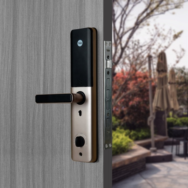 YALE ชุดล็อคระบบดิจิตอลบานสวิง รุ่น YDME200NXT สีดำทอง