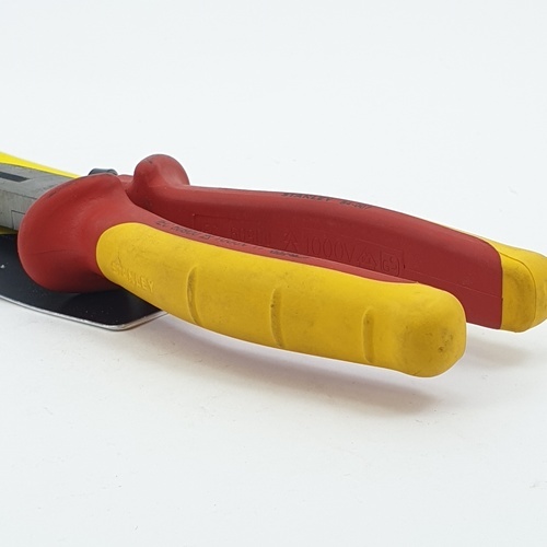 STANLEY คีมปากแหลมหุ้มฉนวนกันไฟ 8นิ้ว รุ่น 84-007