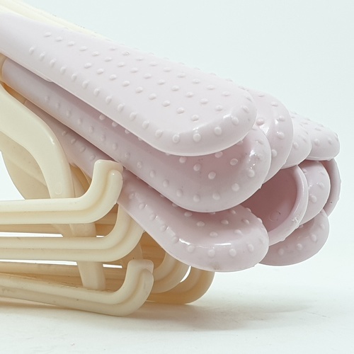 SAKU ไม้แขวนเสื้อพลาสติกกันลื่น รุ่น AN01 สีม่วง  บรรจุ 10ชิ้น/แพ็ค