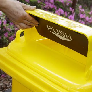 KLEANZY ถังขยะเทศบาลฝาสวิงทรงเหลี่ยม 120 ลิตร ขนาด 57x46x93-106 ซม. รุ่น TG51804H-YL สีเหลือง (ขยะรีไซเคิล)