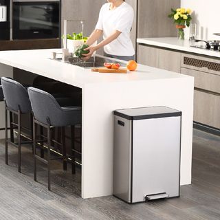 EKO ถังขยะสเตนเลสเหยียบเหลี่ยม 30 ลิตร รุ่น MADISON EK9361MMT-30 ขนาด 33.30x30.20x65.50 ซม. สีเงิน