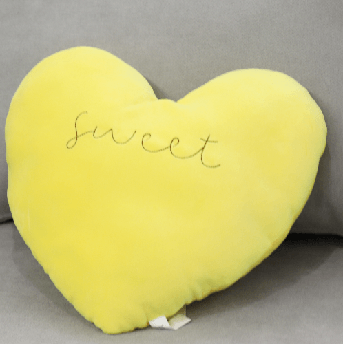 หมอนอิงรูปหัวใจ สีเหลือง 40x46 ซม.