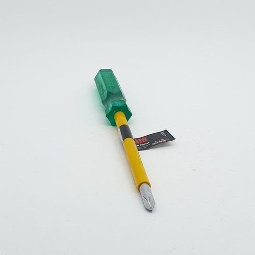BAUM ไขควงปากแฉก ด้ามเขียว หุ้มฉนวน รุ่น 316AX-PH3X150 MM