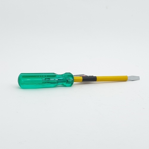 BAUM ไขควงปากแบน ด้ามเขียว หุ้มฉนวน รุ่น 317AX-6X125 MM