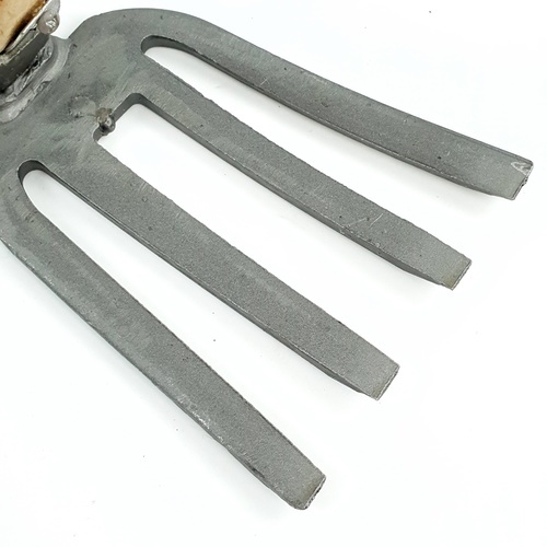 Tree’O ส้อมพรวนด้ามไม้ รุ่นTL3033 ขนาด36ซม. สีน้ำตาล