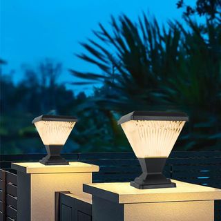 EILON โคมไฟหัวเสาโซลาร์เซลล์ทรงเหลี่ยมลายตรง 15W ปรับได้ 2 แสง พร้อมรีโมทคอลโทรล รุ่น EZTD-FZSW-15W สีดำ