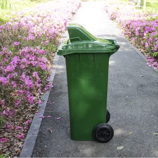 KLEANZY ถังขยะเทศบาลฝาสวิงทรงเหลี่ยม 120 ลิตร รุ่น TG51804H-GN ขนาด 57x46x93-106 ซม. สีเขียว (ขยะเปียก) 1/4