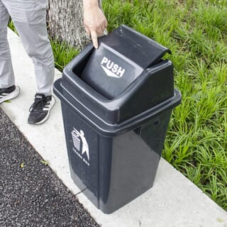 Kleanzy ถังขยะฝาสวิงทรงเหลี่ยม 100 ลิตร ขนาด 49x49x87 ซม. รุ่น TG59174 สีเทา