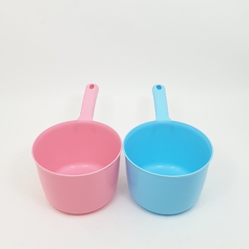 GOME ขันน้ำพลาสติกมีด้าม 16 ซม. ขนาด 15.5x28x11 ซม. คละสี