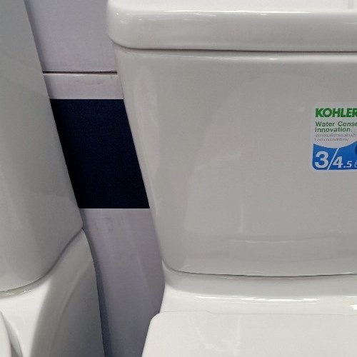 KOHLER สุขภัณฑ์แบบสองชิ้น ใช้น้ำ 3/4.5 ลิตร พร้อมฝารองนั่งแบบกันกระแทก รุ่น รีช คอนซีล ขนาด  สีขาว