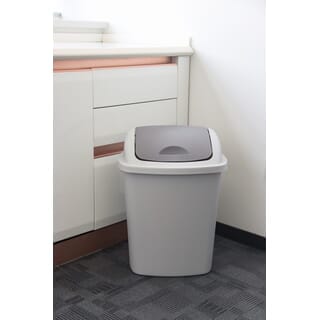 Kleanzy ถังขยะฝาสวิงทรงเหลี่ยม 40 ลิตร ขนาด 43x32x58 ซม. รุ่น Ozil TG55198G สีเทา