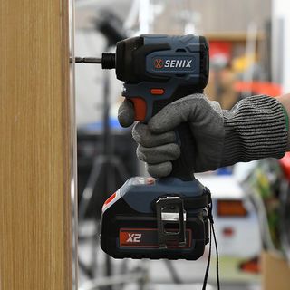 SENIX สว่านไขควงไร้สายไร้สายBrushless 1/4นิ้ว 20V(Max) รุ่นPDIX2-M2-EU สีน้ำเงินดำ (พร้อมแบตเตอรี่ 2.0Ah, 1ก้อน และแท่นชาร์ต1อัน)