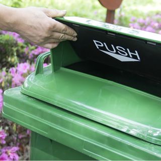 KLEANZY ถังขยะเทศบาลฝาสวิงทรงเหลี่ยม 120 ลิตร รุ่น TG51804H-GN ขนาด 57x46x93-106 ซม. สีเขียว (ขยะเปียก) 1/4