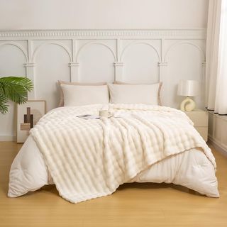 Truffle ผ้าห่ม รุ่น Nako-02 ขนาด 150x200 ซม. สีครีม