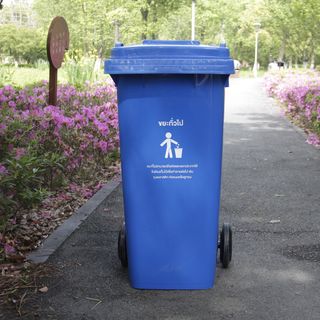 KLEANZY ถังขยะเทศบาลฝาเรียบทรงเหลี่ยม 120 ลิตร รุ่น TG51804-BU ขนาด 57x46x93 ซม. สีน้ำเงิน (ขยะทั่วไป) 1/4