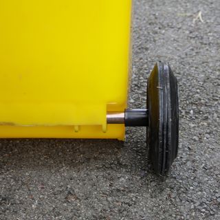 KLEANZY ถังขยะเทศบาลฝาสวิงทรงเหลี่ยม 120 ลิตร ขนาด 57x46x93-106 ซม. รุ่น TG51804H-YL สีเหลือง (ขยะรีไซเคิล)