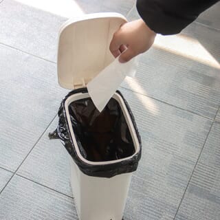 KLEANZY ถังขยะเหยียบเหลี่ยมทรงแคบ 6.5 ลิตร ขนาด 16x25.5x31 ซม. รุ่น TG50720 สีครีม