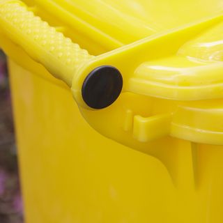 KLEANZY ถังขยะเทศบาลฝาสวิงทรงเหลี่ยม 120 ลิตร ขนาด 57x46x93-106 ซม. รุ่น TG51804H-YL สีเหลือง (ขยะรีไซเคิล)