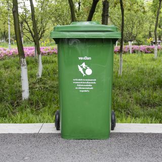 KLEANZY ถังขยะเทศบาลฝาเรียบทรงเหลี่ยม 240 ลิตร รุ่น TG51805-GN ขนาด 74x59x100 ซม. (ขยะเปียก) สีเขียว 1/4