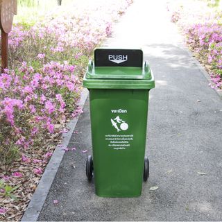 KLEANZY ถังขยะเทศบาลฝาสวิงทรงเหลี่ยม 120 ลิตร รุ่น TG51804H-GN ขนาด 57x46x93-106 ซม. สีเขียว (ขยะเปียก) 1/4