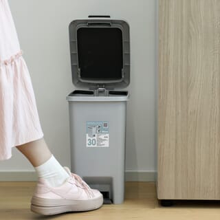 Kleanzy ถังขยะเหยียบเหลี่ยม Prensa 30 ลิตร ขนาด 29x39x49.5 ซม. รุ่น TG51791G สีเทา