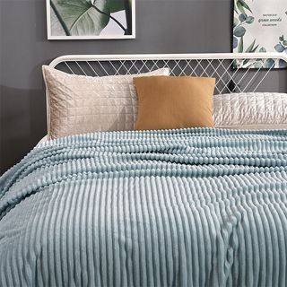 Truffle ผ้าห่ม รุ่น Nako-05 ขนาด 150x200 ซม. สีฟ้าอ่อน