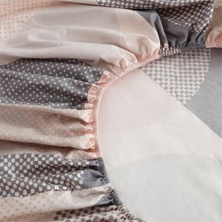 TRUFFLE ชุดเครื่องนอนพร้อมผ้านวม 4 ชิ้น รุ่น Riku-02 ขนาด 3.5ฟุต สีเทา-ชมพู