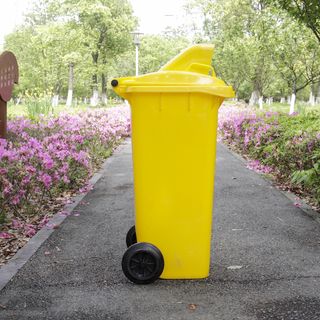 KLEANZY ถังขยะเทศบาลฝาสวิงทรงเหลี่ยม 120 ลิตร ขนาด 57x46x93-106 ซม. รุ่น TG51804H-YL สีเหลือง (ขยะรีไซเคิล)