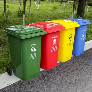 KLEANZY ถังขยะเทศบาลฝาเรียบทรงเหลี่ยม 240 ลิตร ขนาด 74x59x100 ซม. รุ่น TG51805-YL สีเหลือง (ขยะรีไซเคิล)