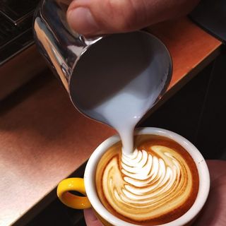 ADAMAS เหยือกตีฟองนมสเตนเลส 350 มล. EAMONN-01 สีเงิน