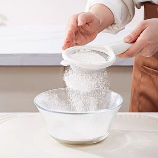 KOSCH กระชอนพร้อมด้ามจับ EASYCOOK สีขาว