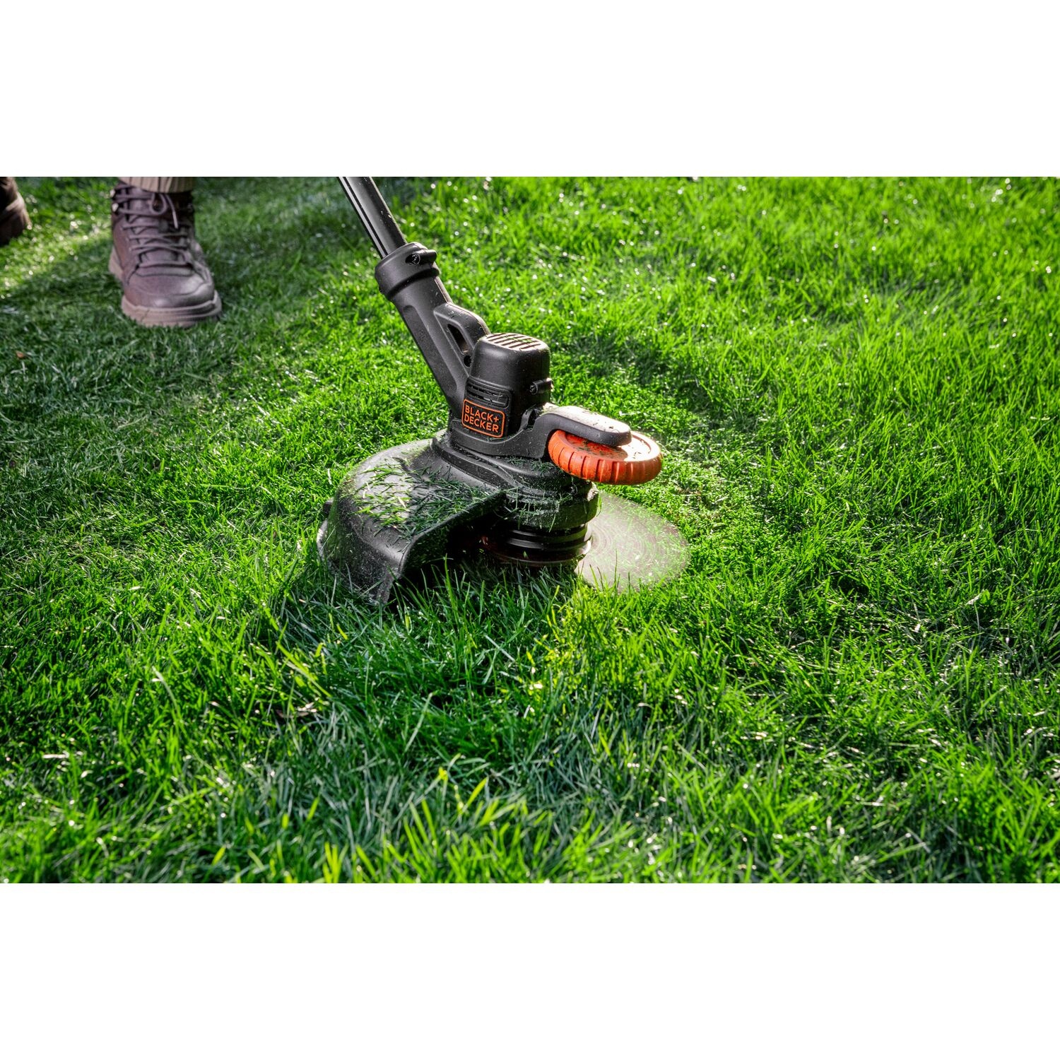 BLACK+DECKER เครื่องเล็มหญ้าไร้สาย 18V BCBT1820D1-B1 พร้อมหัวเส้นเอ็นและใบเรซิน(ใบมีดแบบพลาสติก)