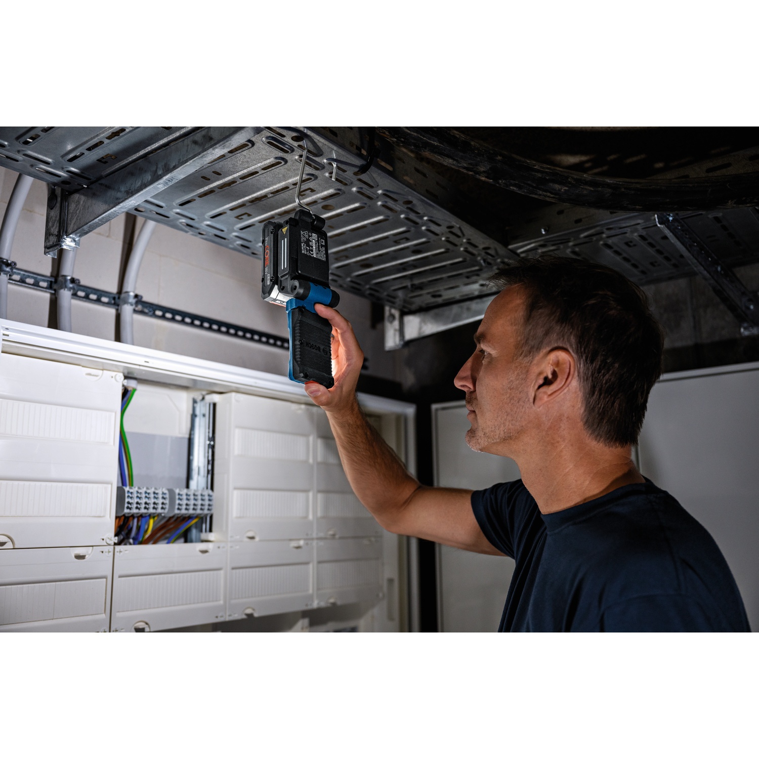 BOSCH ไฟฉาย LED ไร้สาย 18V รุ่น GLI 18V-800 (เฉพาะเครื่อง)