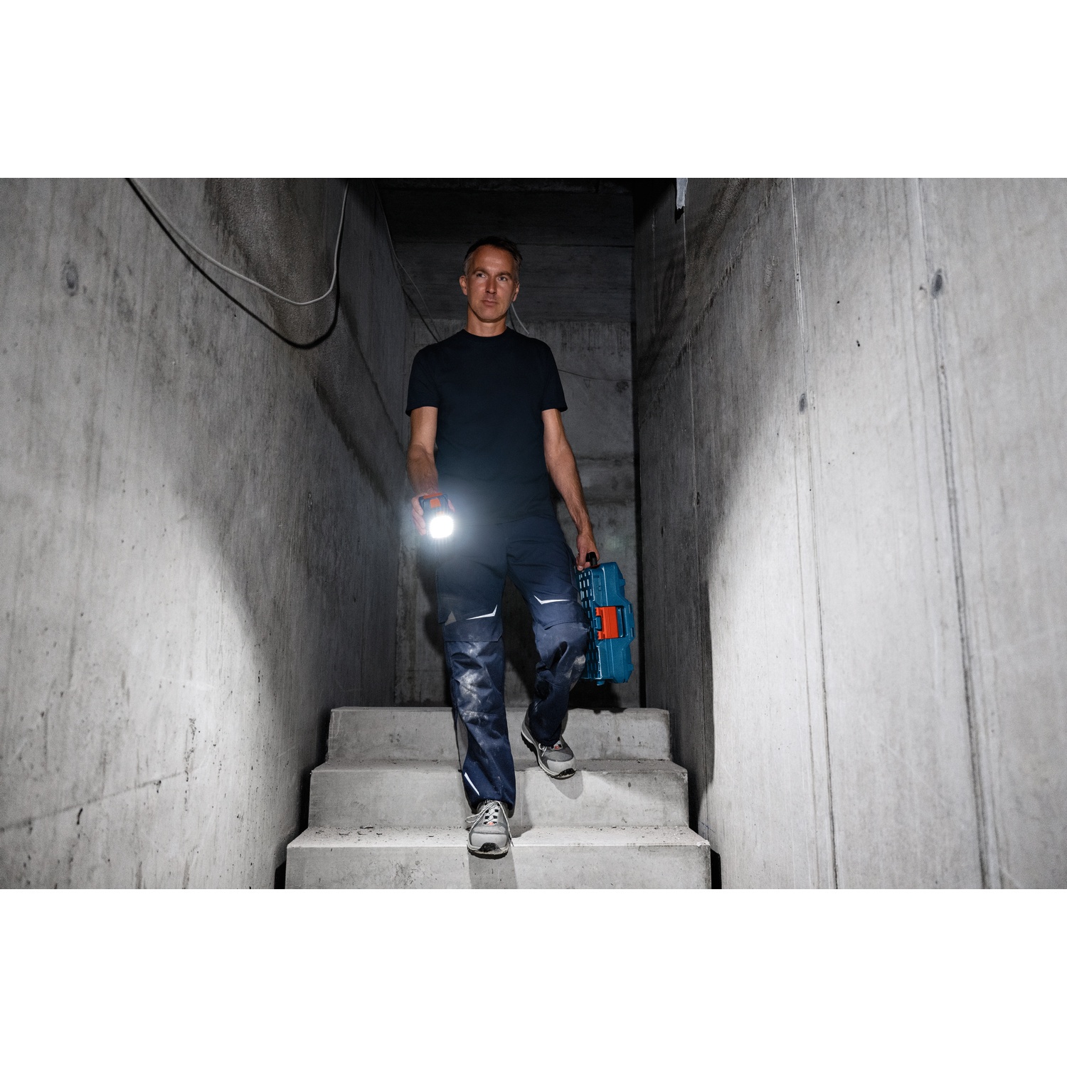 BOSCH ไฟฉาย LED ไร้สาย 18V รุ่น GLI 18V-800 (เฉพาะเครื่อง)