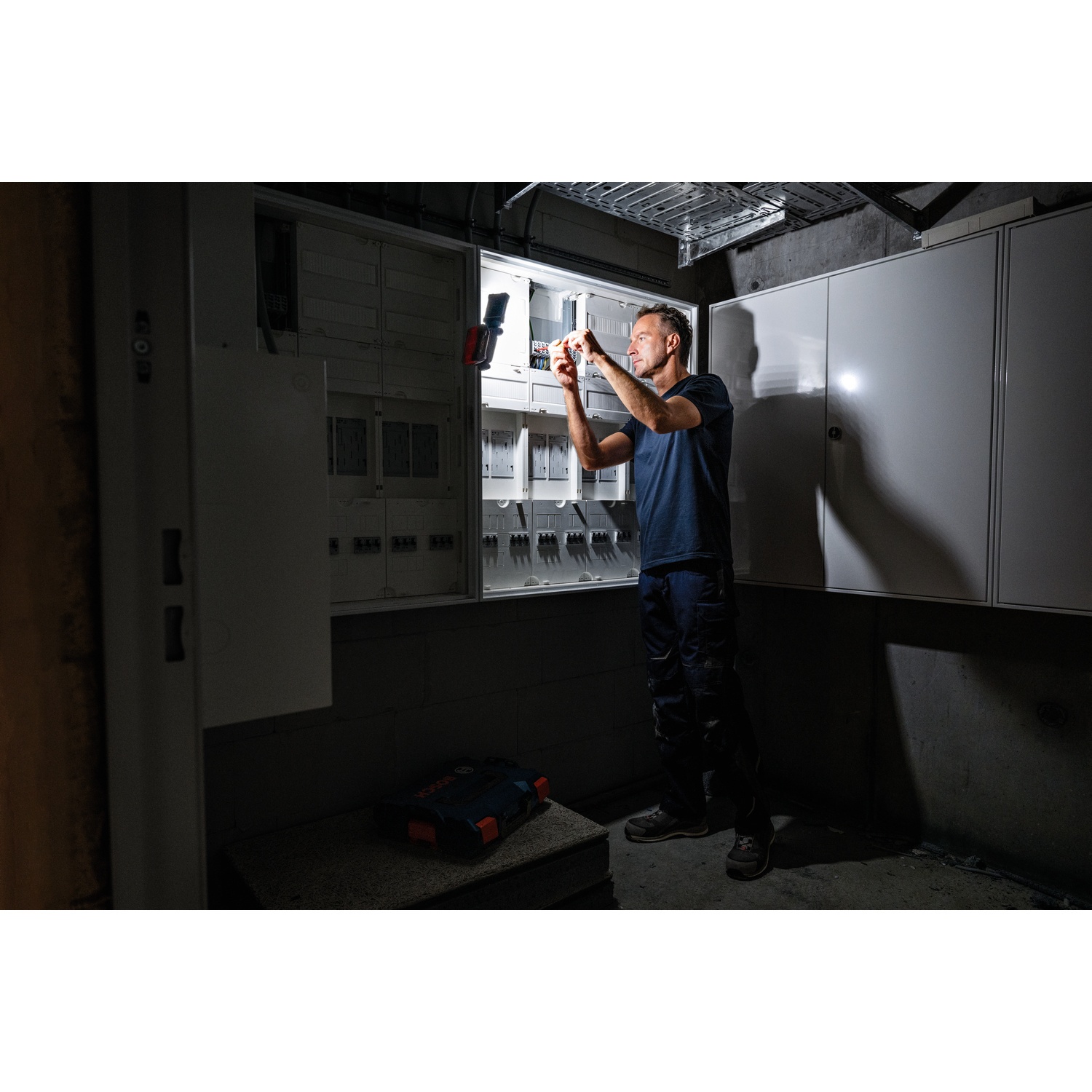 BOSCH ไฟฉาย LED ไร้สาย 18V รุ่น GLI 18V-800 (เฉพาะเครื่อง)