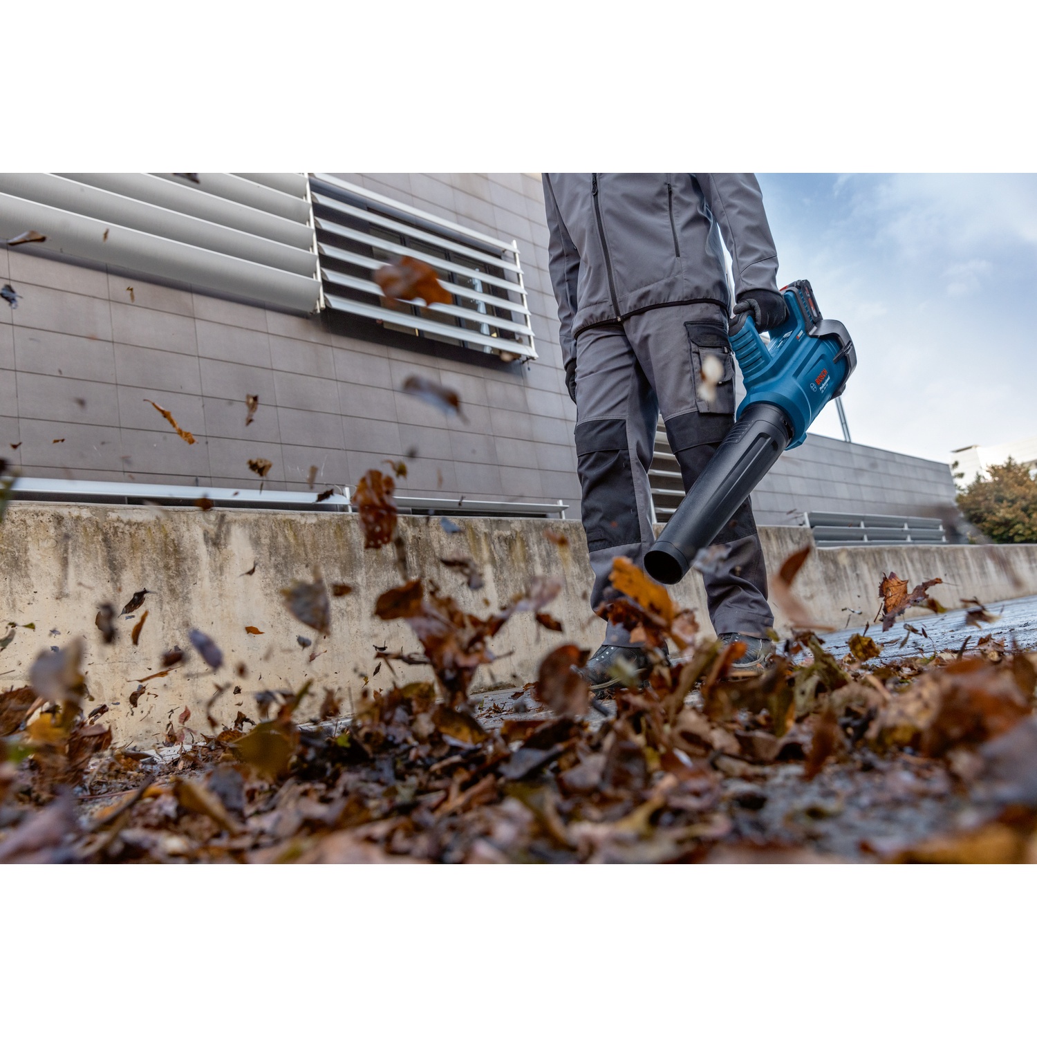 BOSCH เครื่องเป่าใบไม้ ไร้สาย 18V Bi-Turbo รุ่น GBL18V-750 (เฉพาะเครื่อง)