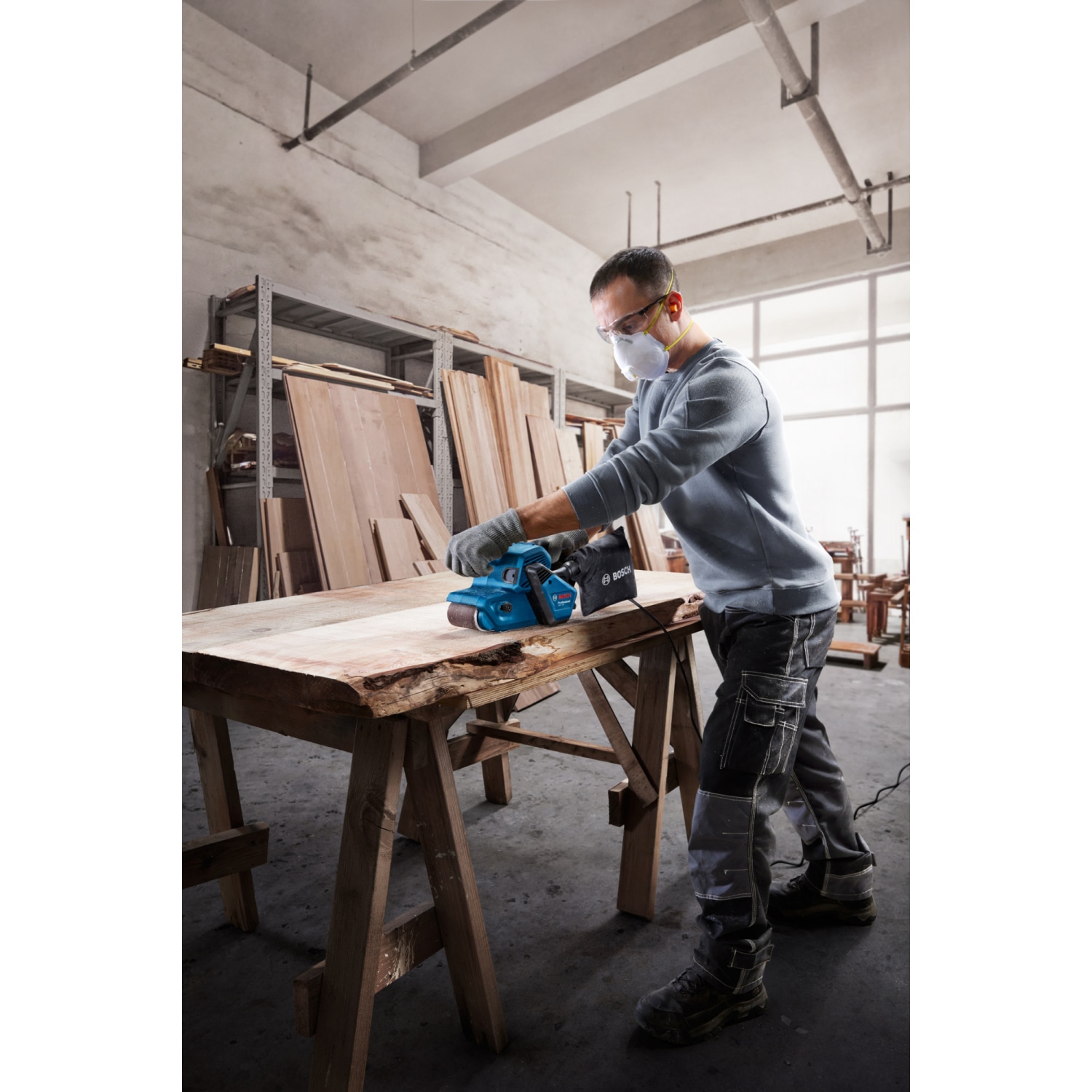 BOSCH เครื่องขัดกระดาษทรายสายพาน รุ่น GBS 750