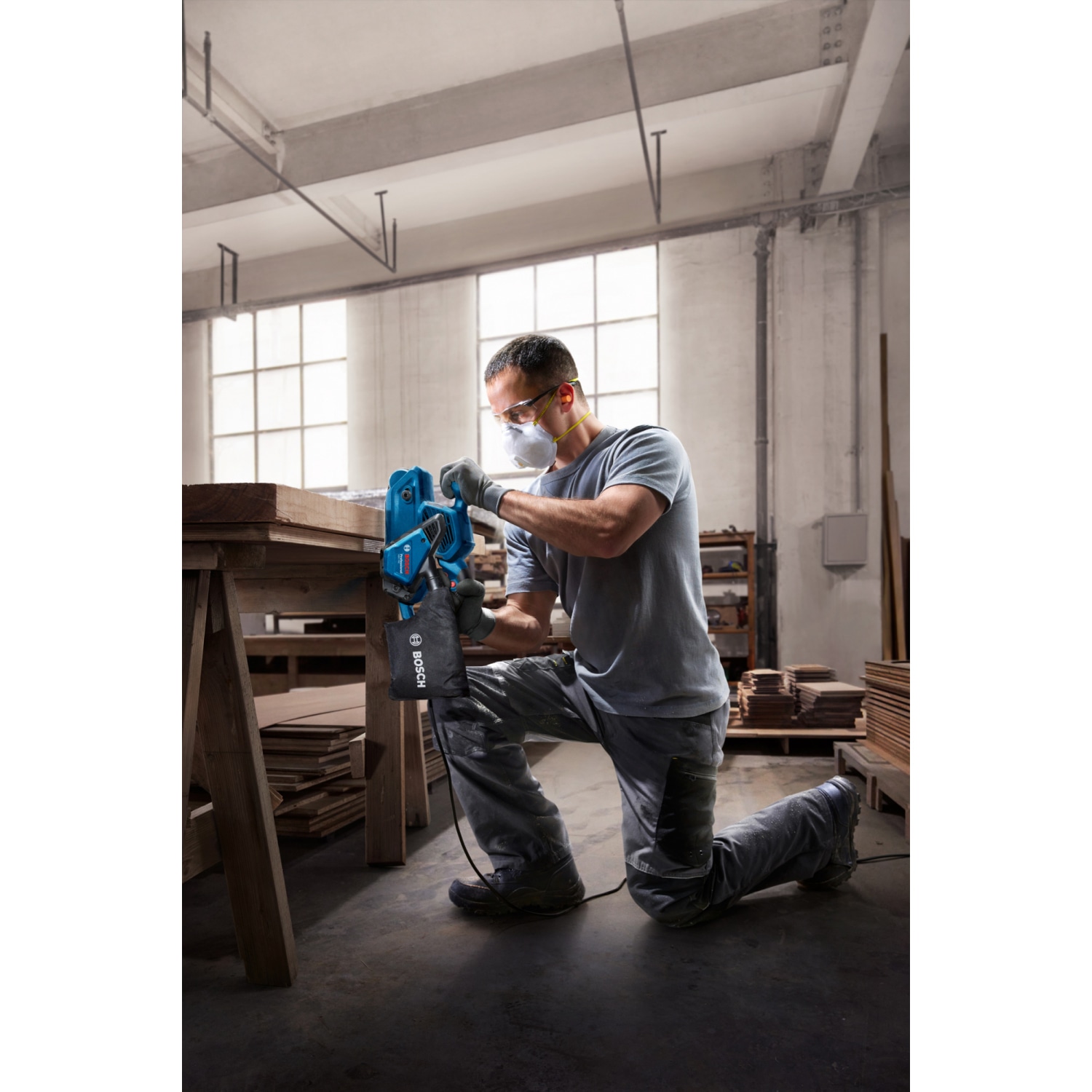 BOSCH เครื่องขัดกระดาษทรายสายพาน รุ่น GBS 750