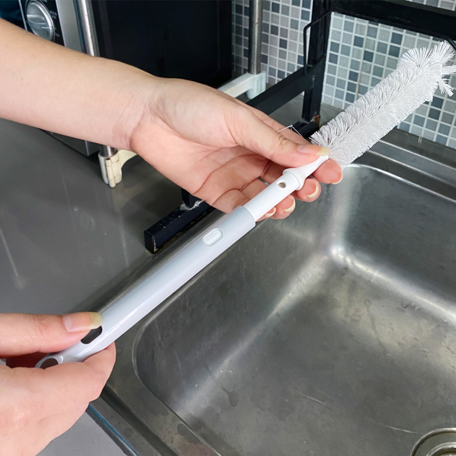 Poly-brite แปรงล้างขวดปากแคบ ด้ามยืดหดได้ รุ่น 487-T1D สีขาว