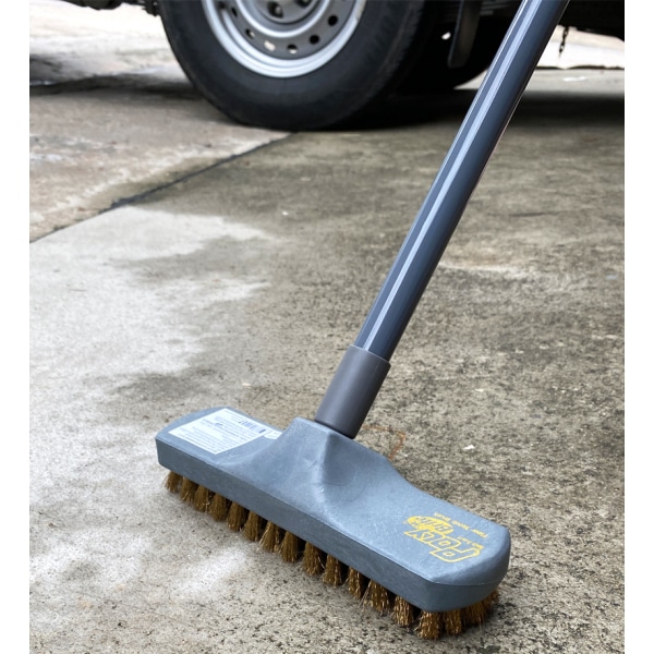 Poly-Brite แปรงขัดพื้นพลาสติก ขนทองเหลือง ด้ามยาว รุ่น 5300-1D สีเทา