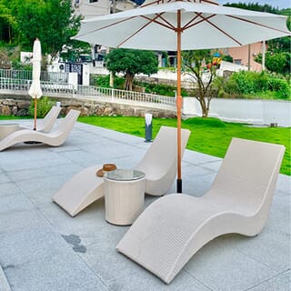 SUMMER SET โต๊ะริมสระหวายเทียม รุ่น สมุย ขนาด 45x45x40ซม. สีขาว