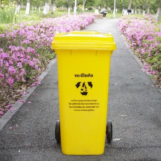 KLEANZY ถังขยะเทศบาลฝาเรียบทรงเหลี่ยม 120 ลิตร รุ่น TG51804-YL ขนาด 57x46x93 ซม. สีเหลือง (ขยะรีไซเคิล) 1/4