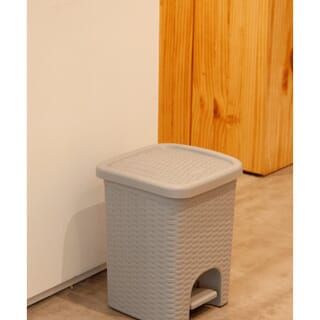 Kleanzy ถังขยะเหยียบเหลี่ยมลายสาน 10 ลิตร ขนาด 24.5x24.5x32 ซม. รุ่น TG54603 สีเทา