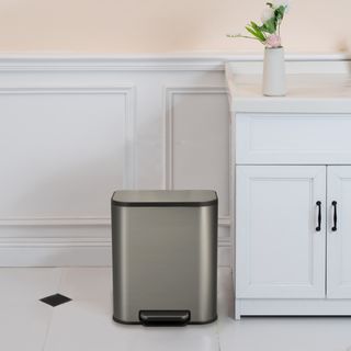 KLEANZY ถังขยะสเตนเลสเหยียบเหลี่ยม 20 ลิตร รุ่น 10161MS-20L ขนาด36.5x29.3x42.5 ซม. สีเงิน