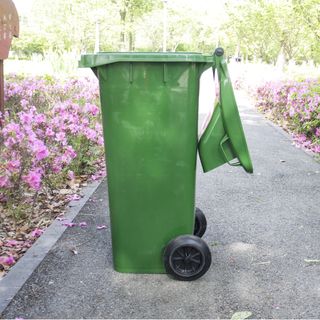 KLEANZY ถังขยะเทศบาลฝาสวิงทรงเหลี่ยม 120 ลิตร รุ่น TG51804H-GN ขนาด 57x46x93-106 ซม. สีเขียว (ขยะเปียก) 1/4