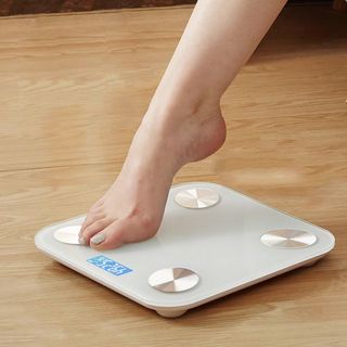 Primo เครื่องชั่งน้ำหนักดิจิตอล วัดมวลไขมัน (ไม่ใช้บลูทูธ) รุ่น LILLY ขนาด 30x30x2.2 ซม. สีขาว