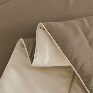 TRUFFLE ชุดเครื่องนอนพร้อมผ้านวม 6 ชิ้น รุ่น Hoshi-02 ขนาด 5ฟุต สีกากี-ครีม