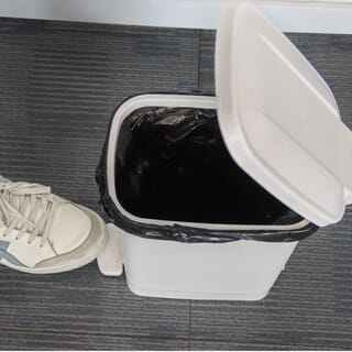 Kleanzy ถังขยะเหยียบเหลี่ยมทรงแคบ 6.5 ลิตร ขนาด 16x25.5x31 ซม. รุ่น TG50720 สีครีม